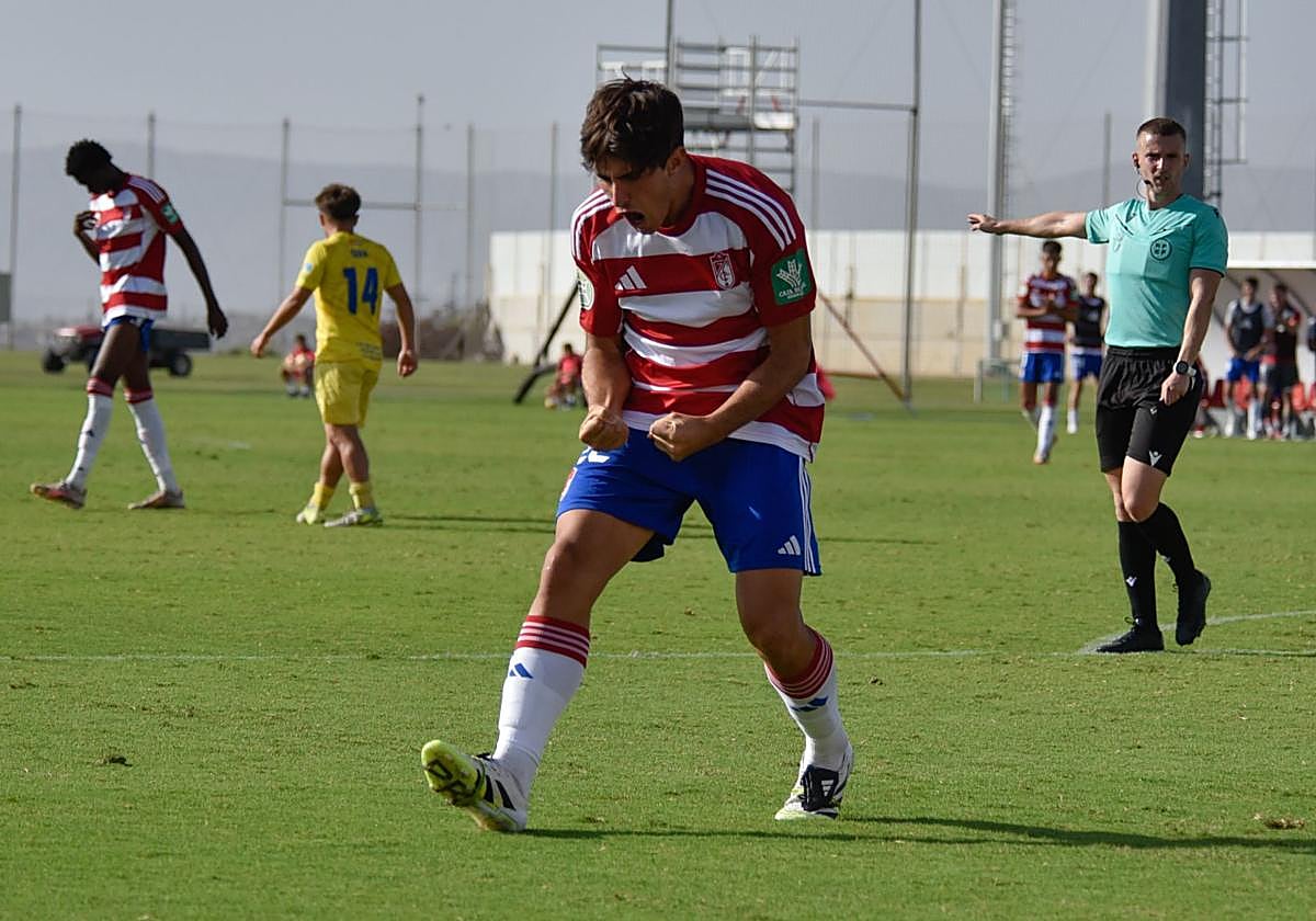 El rojiblanco Migue Sánchez celebra su gol al Huétor Tájar.