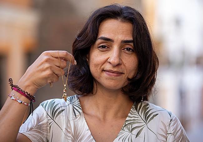 Walaa muestra su colgante de Palestina.