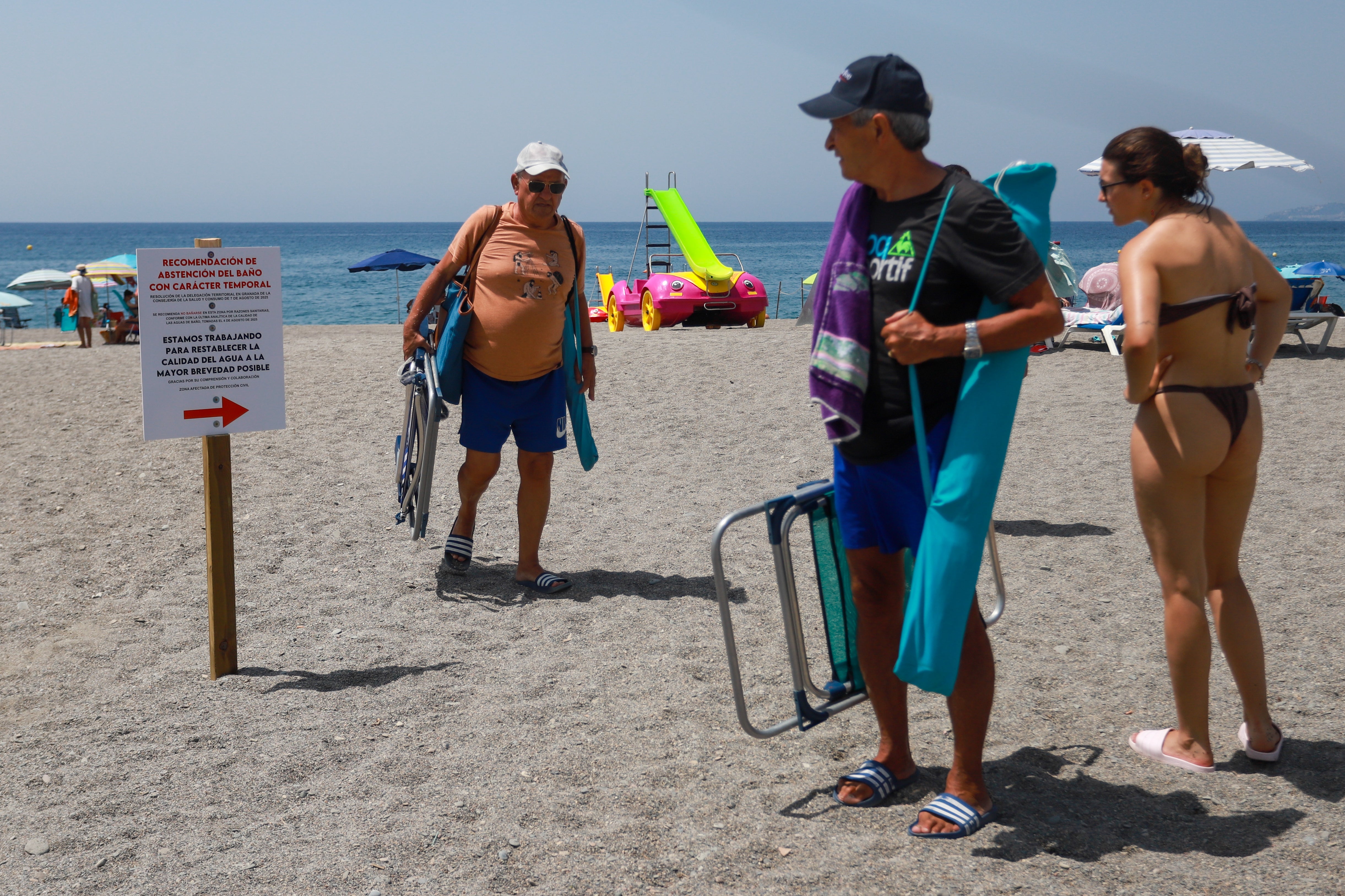 Playa de La Charca de Salobreña con la restricción de agosto.
