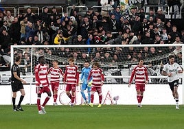 Los jugadores del Granada, decepcionados tras el gol del Burgos.