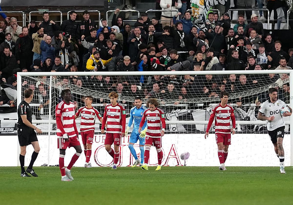Los jugadores del Granada, decepcionados tras el gol del Burgos.
