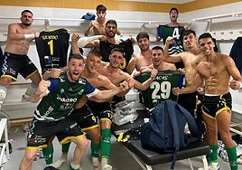 El equipo ejidense celebra una importante victoria en Melilla.