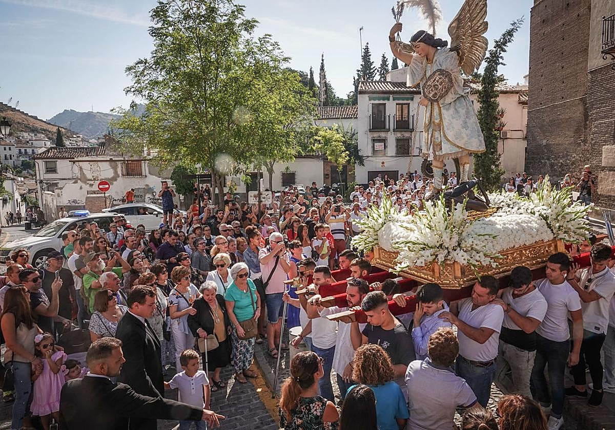 Procesión del patrón del Albaicín durante uan edición de sus fiestas de San Miguel.