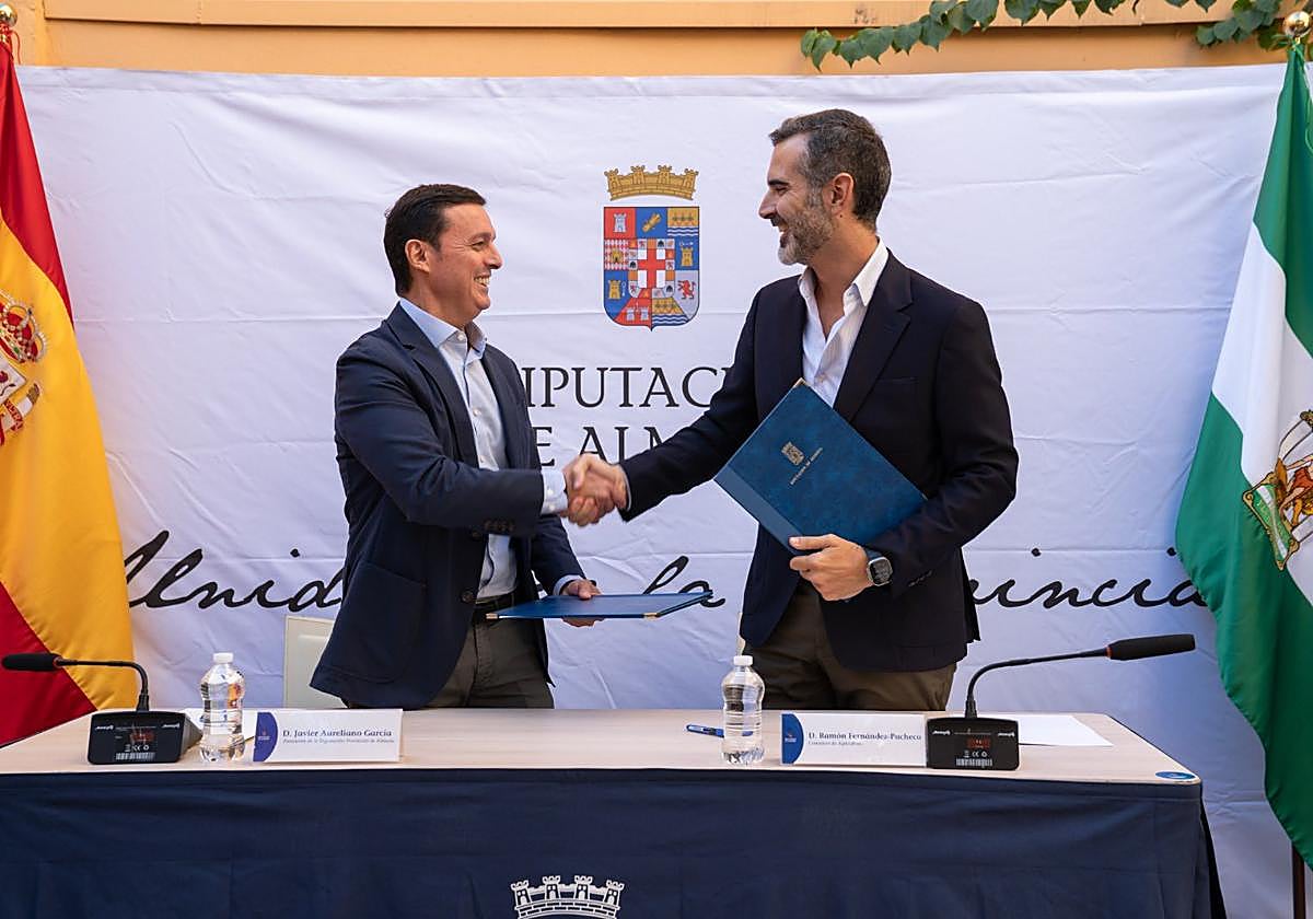 La Diputación y la Junta coeditarán la 'Guía de la Agricultura de Invernadero de Almería' del IEA