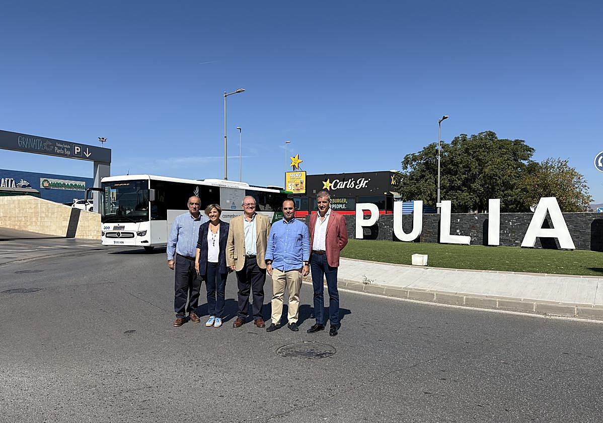 La concejala de Movilidad, el delegado de Fomento, el director del Consorcio y el alcalde de Pulianas durante el acto de presentación