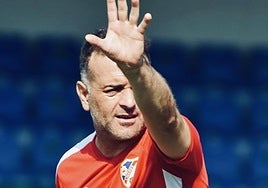 Pedro Díaz dando instrucciones en un entrenamiento.