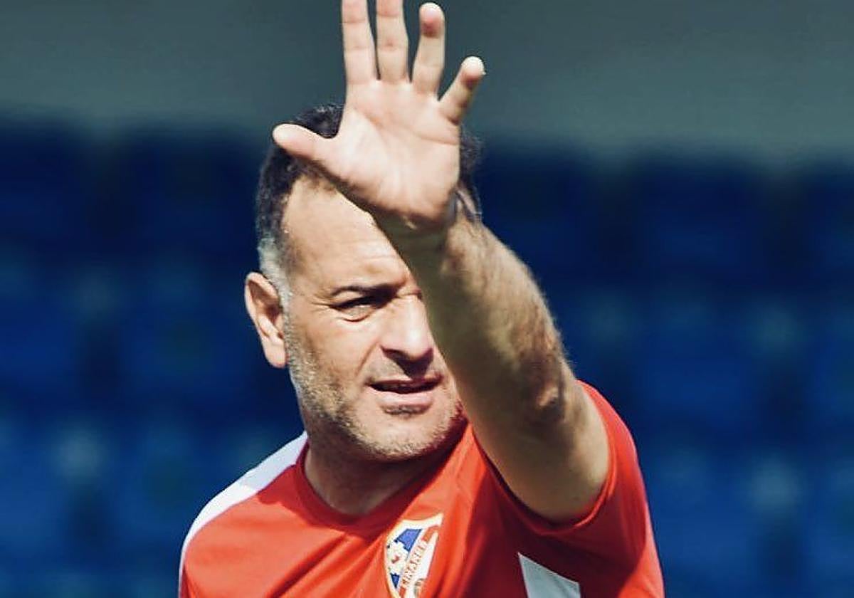 Pedro Díaz dando instrucciones en un entrenamiento.