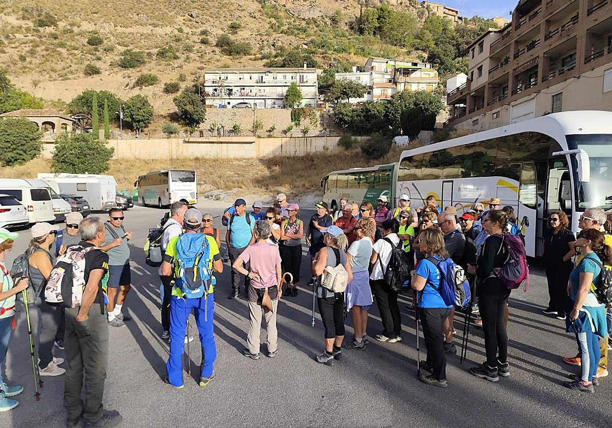 Éxito de participación en la vuelta del senderismo de Almuñécar con 60 aventureros en Güéjar Sierra