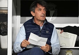 Pacheta sostiene un folio al sentarse en el banquillo de El Plantío.