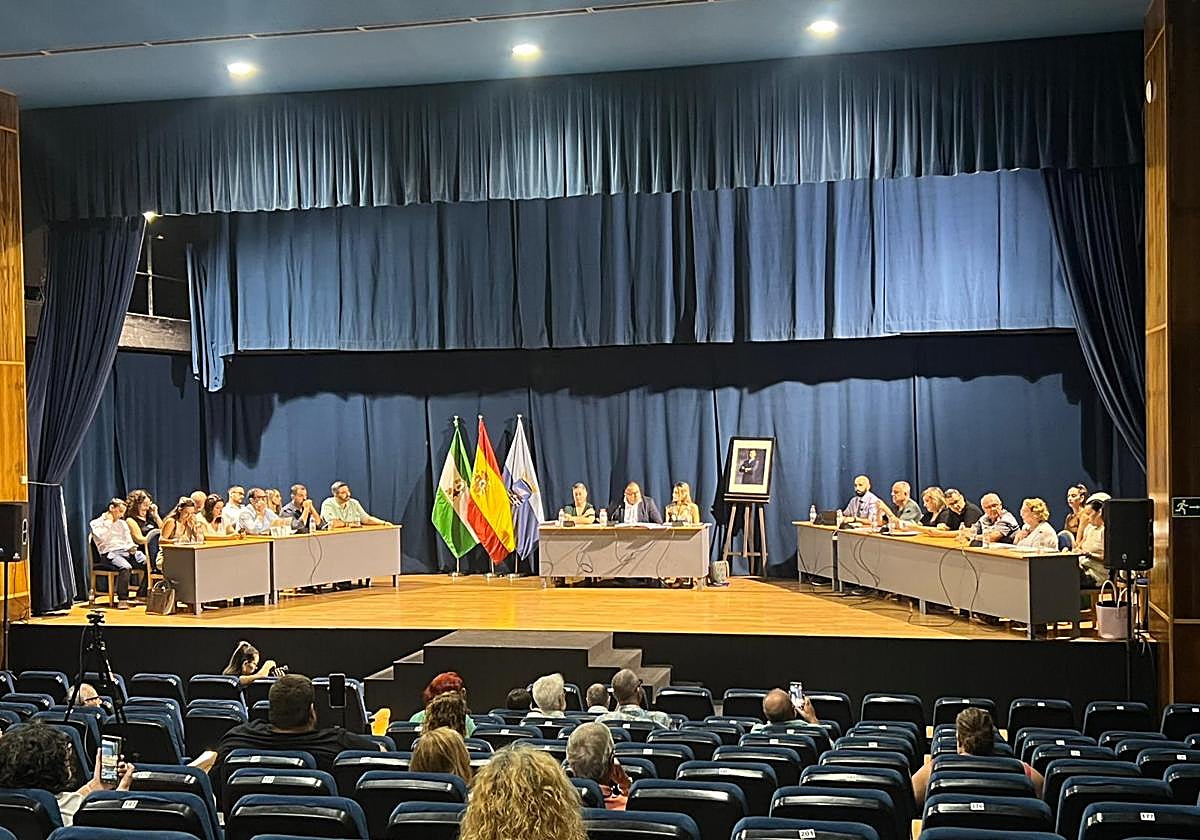 En la sesión, el Grupo Municipal Popular, a través de su portavoz Rafael Caballero, presentó una enmienda que fue finalmente aprobada e introdujo cambios importantes en la propuesta inicial de Convergencia Andaluza