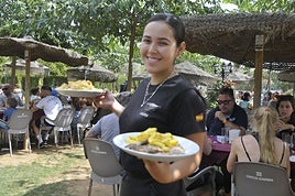 Una de las camareras de La Venta de Nigüelas trabajando en este complejo turístico