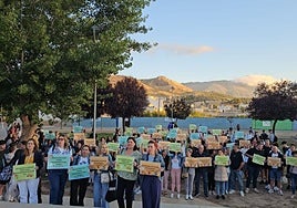 Protesta de familias y alumnos del IES Sierra Mágina de Huelma este martes.