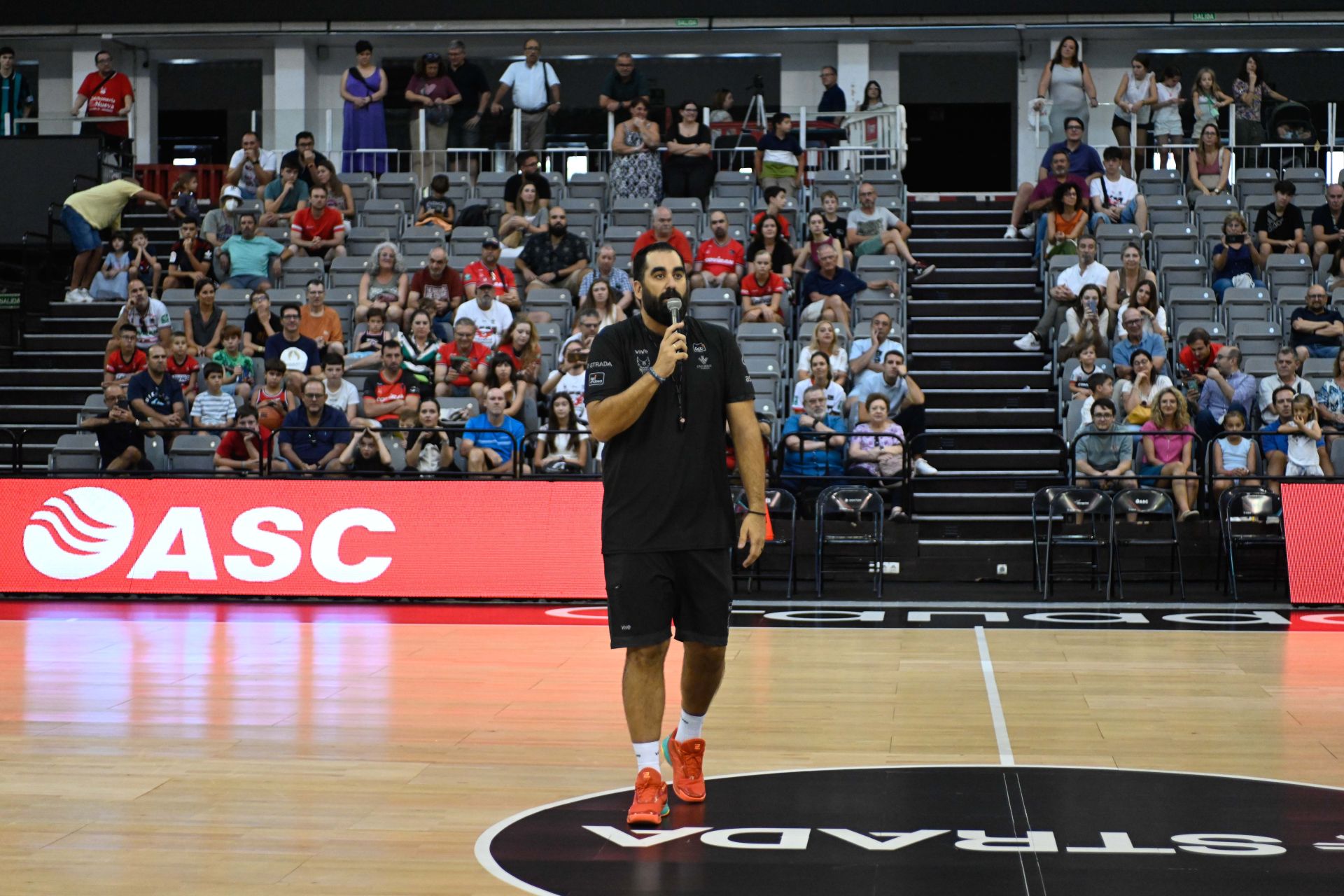 Ramón Díaz se dirige a los aficionados granadinos que acudieron al entrenamiento de puertas abiertas en el Palacio.