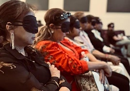 Una escucha de '¡Tú!', el audio drama inmersivo sobre violencia de género.