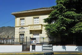 La actual Casa de la Juventud de Dúrcal, conocida en otros tiempos como Casa de las Damas