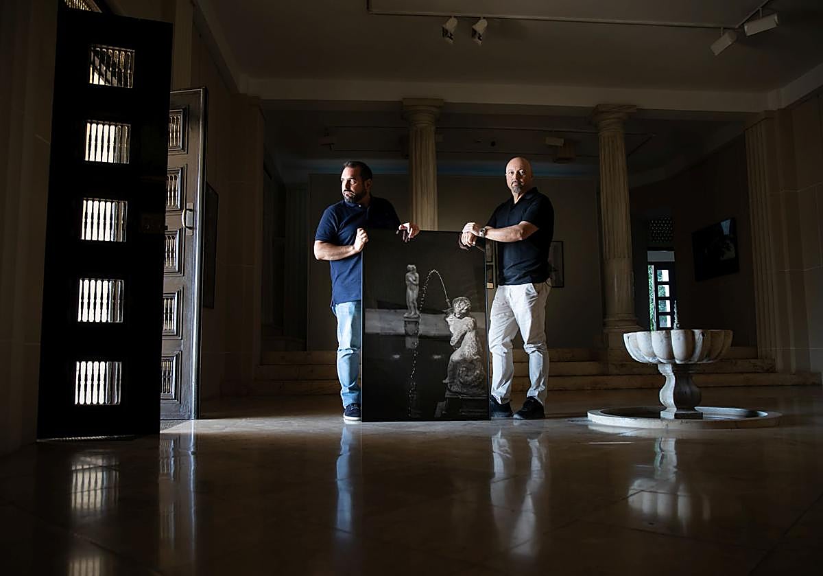 Los comisarios de 'En blanco inédito', Francisco José Sánchez Montalbán y Rafael Peralbo, con una de las obras.