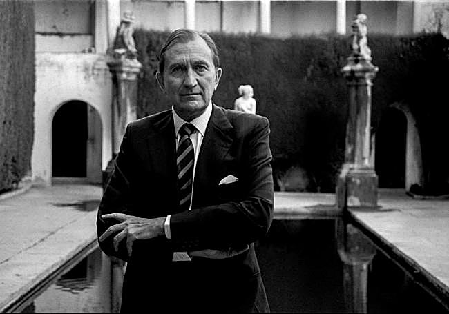 El pintor Miguel Rodríguez-Acosta retratado por Francisco Fernández en los jardines del Carmen Blanco.