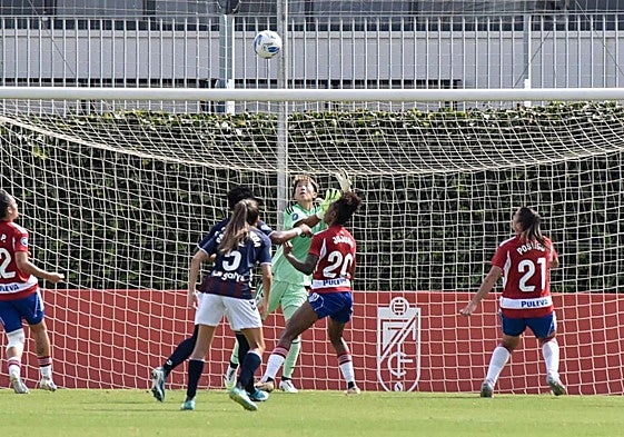 Hirao atrapa un balón contra el Eibar en la Ciudad Deportiva.