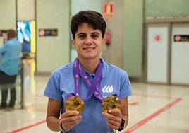 María Pérez muestra sus dos medallas de oro en la terminal del aeropuerto de Madrid - Barajas Adolfo Suárez.