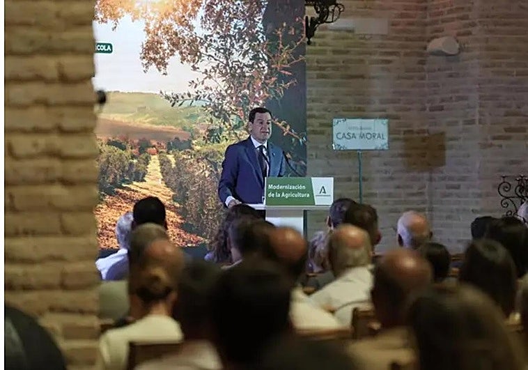 El presidente de la Junta de Andalucía, Juanma Moreno, este martes, en Los Palacios y Villafranca (Sevilla)