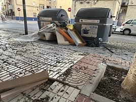 Contenedores de una calle del barrio El Tagarete de Almería.