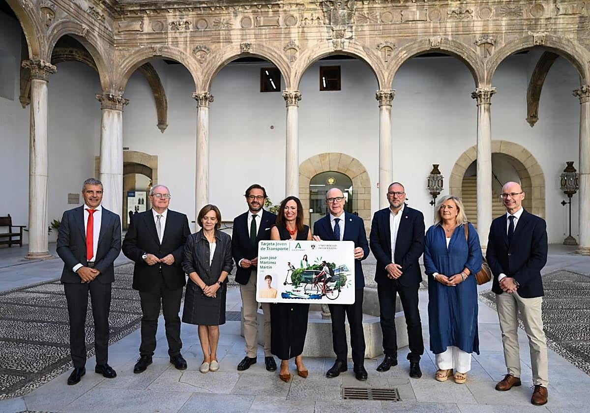 Acto de firma del protocolo de colaboración para fomentar el transporte público entre la comunidad universitaria a través del uso de la Tarjeta Joven de Transporte.
