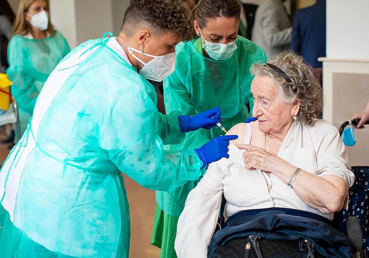 Una mujer recibe la vacuna en la residencia del Perpetuo de Socorro de Santa Fe en una campaña anterior.
