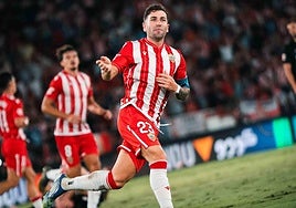 Embarba celebrando un gol con el Almería