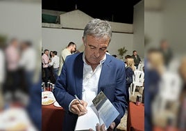Miguel Alcalá Merino firmando un libro en Marmolejo.