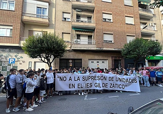 Protesta a las puertas de la Delegación de Educación.