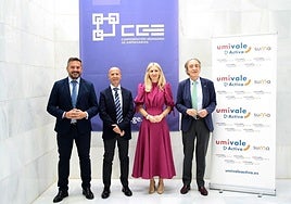 La vicepresidenta de la CGE Concha de Luna flanqueada por el director de Zona de Andalucía Oriental de Umivale Activa; Israel Orenes, el director provincial del INSS Pablo García y el delegado de Salud de la Junta, Indalecio Sánchez-Montesinos.