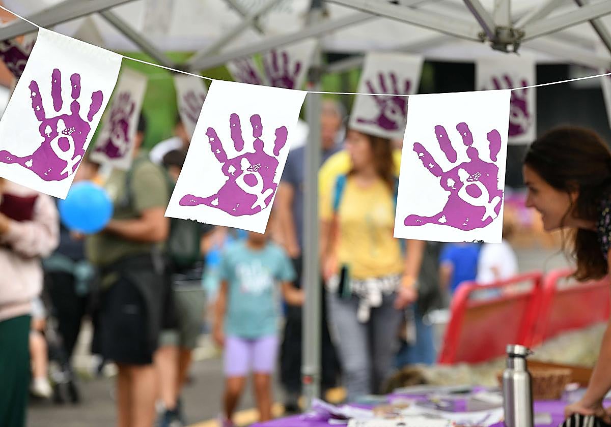 Manos que simbolizan la lucha contra la violencia de género en un taller de concienciación.