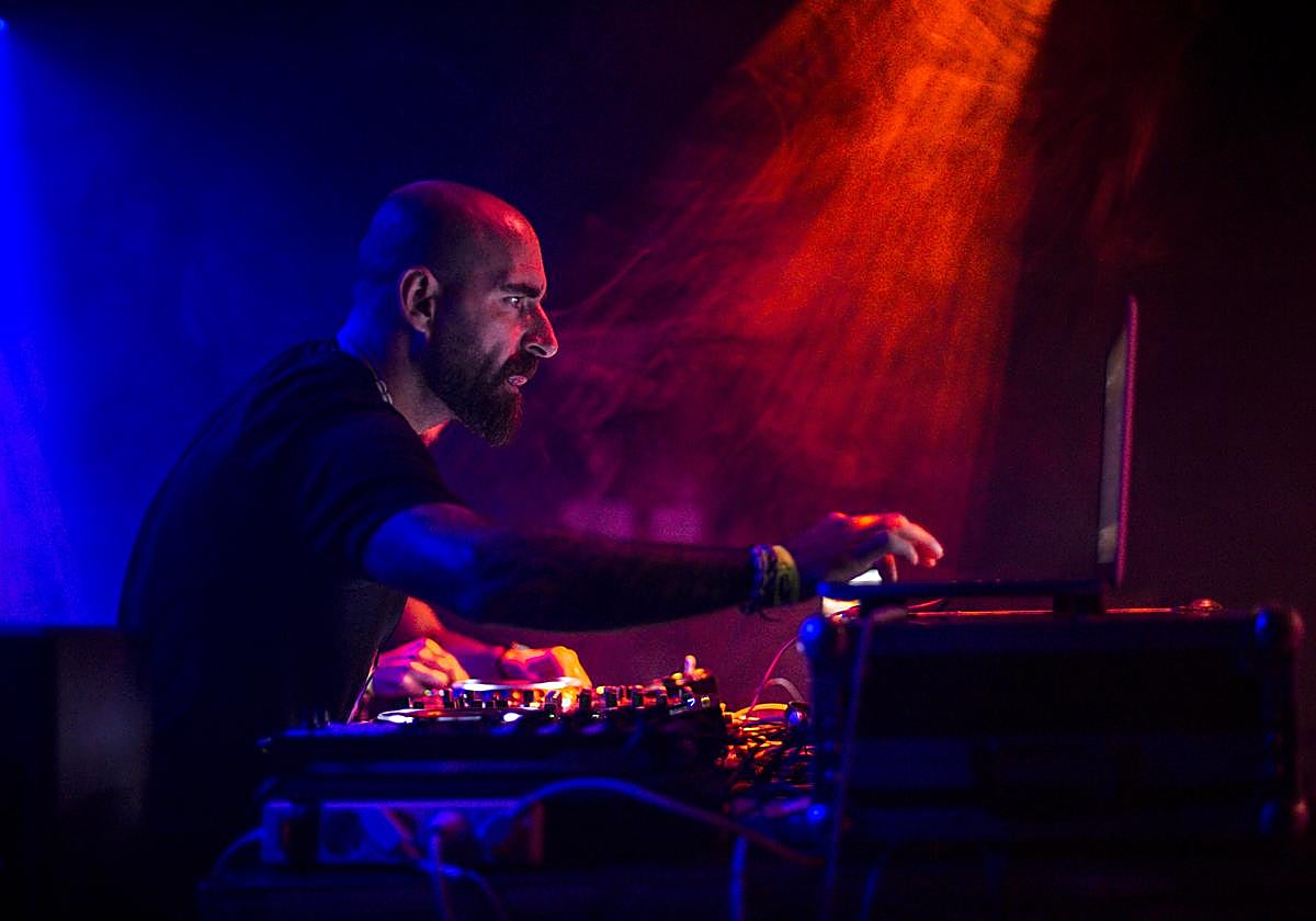 Concentrado ante la mesa de mezclas.