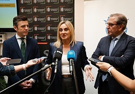 La alcaldesa de Granada, Marifrán Carazo, en la oficina municipal de apoyo ante la ocupación ilegal de viviendas.