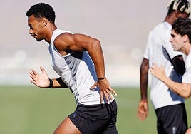 Loïc Williams esprinta durante un entrenamiento.