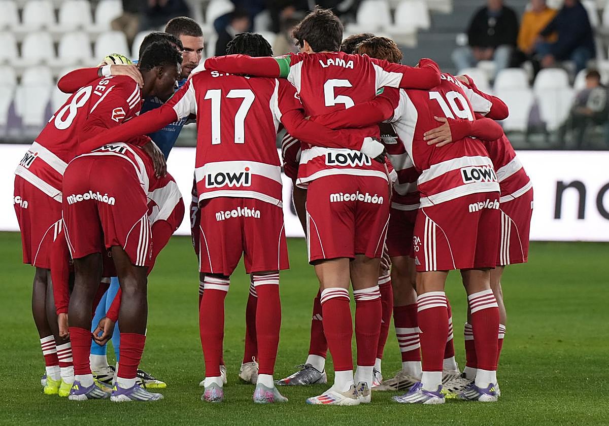 Conjura del Granada antes del partido en El Plantío.
