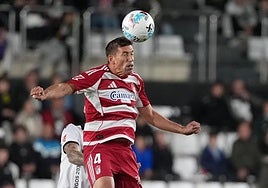 Rubén Alcaraz despeja un balón aéreo en El Plantío.