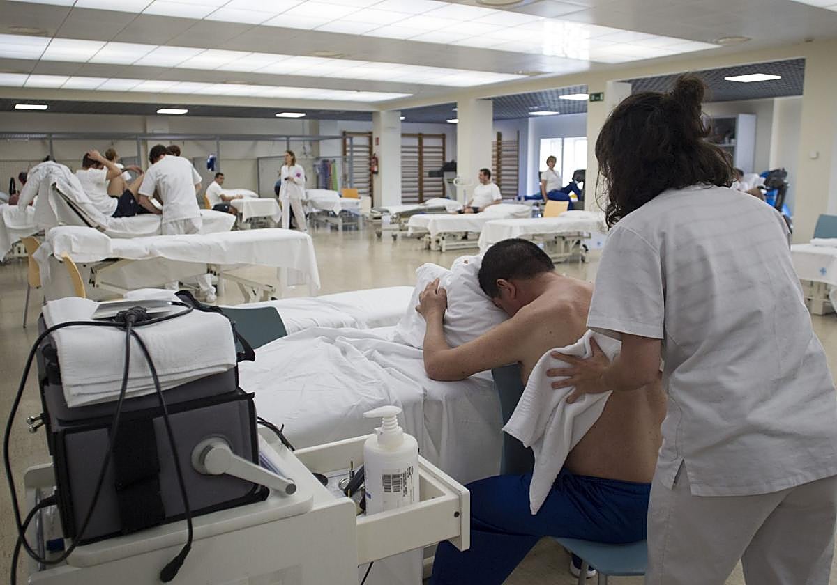 Una sesión de rehabilitación en una mutua en una imagen de archivo.