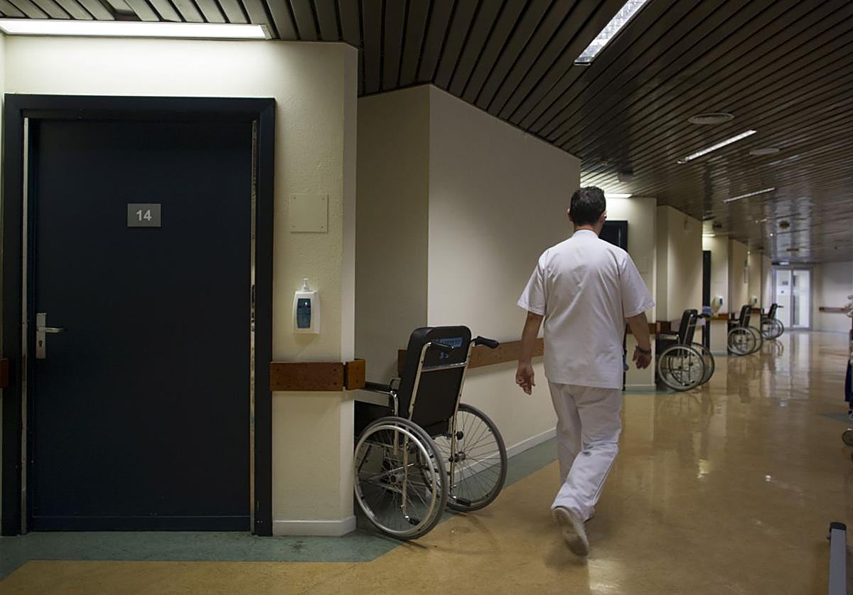 Un pasillo de un centro sanitario.