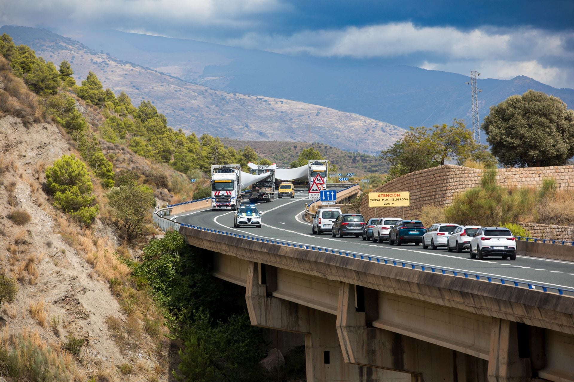 Las espectaculares imágenes de las palas eólicas de vuelta al puerto de Motril