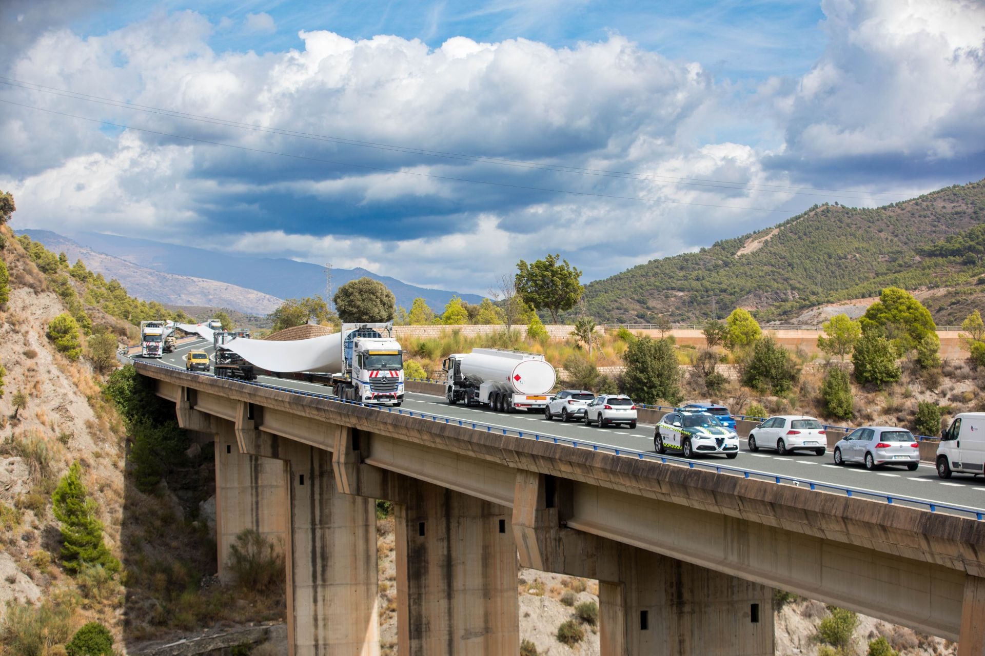 Las espectaculares imágenes de las palas eólicas de vuelta al puerto de Motril