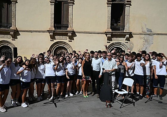 Alumnos y represenatntes públicos en el acto de denuncia sobre la expltoación sexual y la trata.