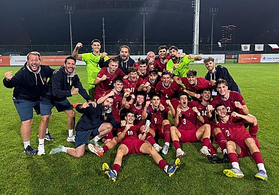 Los granadinos celebran el pase frente a los croatas en Dalian.