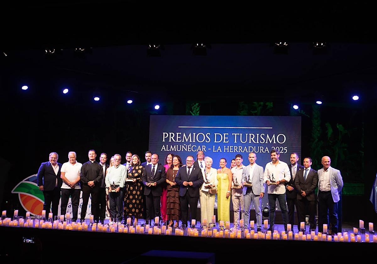 Todos los premiados posan sobre el escenario del Parque ElMajuelo tras la gala de entrega de las distinciones turísticas sexitanas.