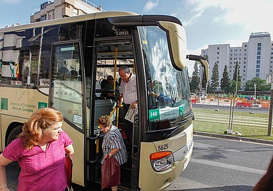 Un autobús metropolitano de la flota del Consorcio granadino.