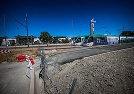 El carril ciclopeatonal está construido por sus extremos.
