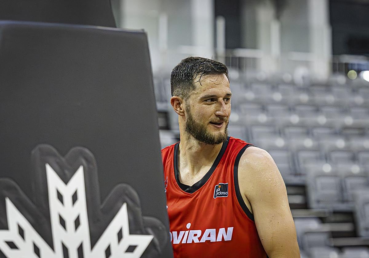 El pívot estadounidense Zach Hankins sonríe al volver a los entrenamientos con normalidad.