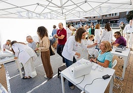 Carpa de la salud montada este jueves por los farmacéuticos en Granada.