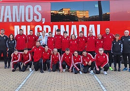 Los dos equipos del Granada Genuine, antes de partir hacia Albacete.