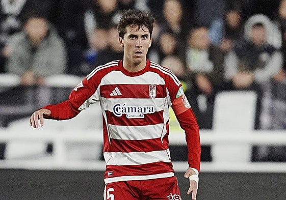 Manu Lama conduce un balón como capitán durante el partido en Burgos.